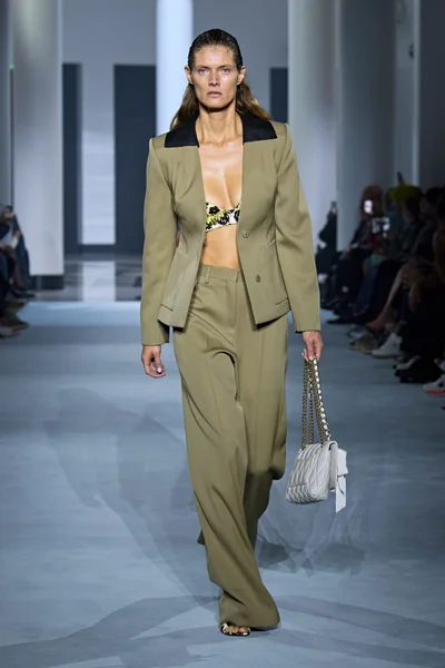 Look 18